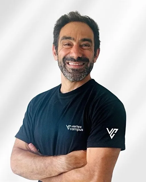 Benjamin Mouradian, gérant de Vertex Campus, t-shirt noir Vertex Campus, bras croisés