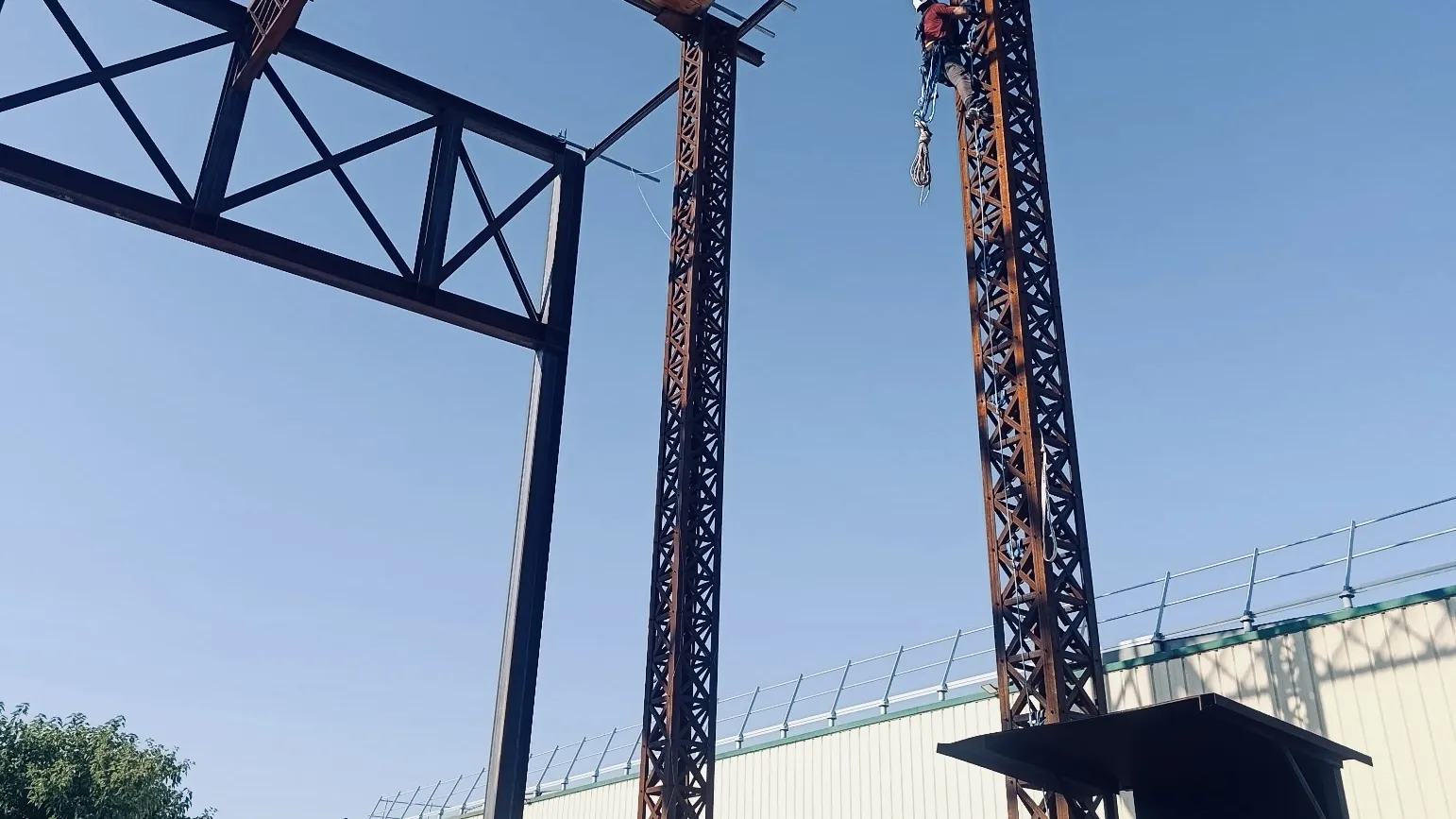Charpente métallique en cours de montage, cordes en place pour la formation