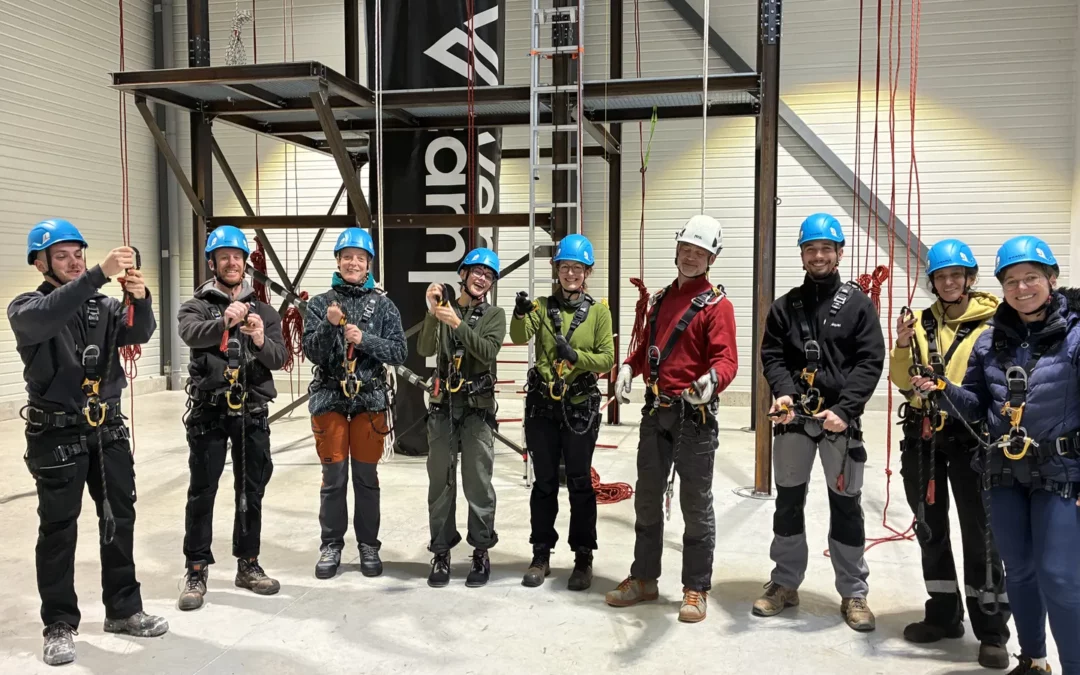 Promotion CQP Cordiste de mars 2026 : douze stagiaires casqués devant la structure Vertex Campus