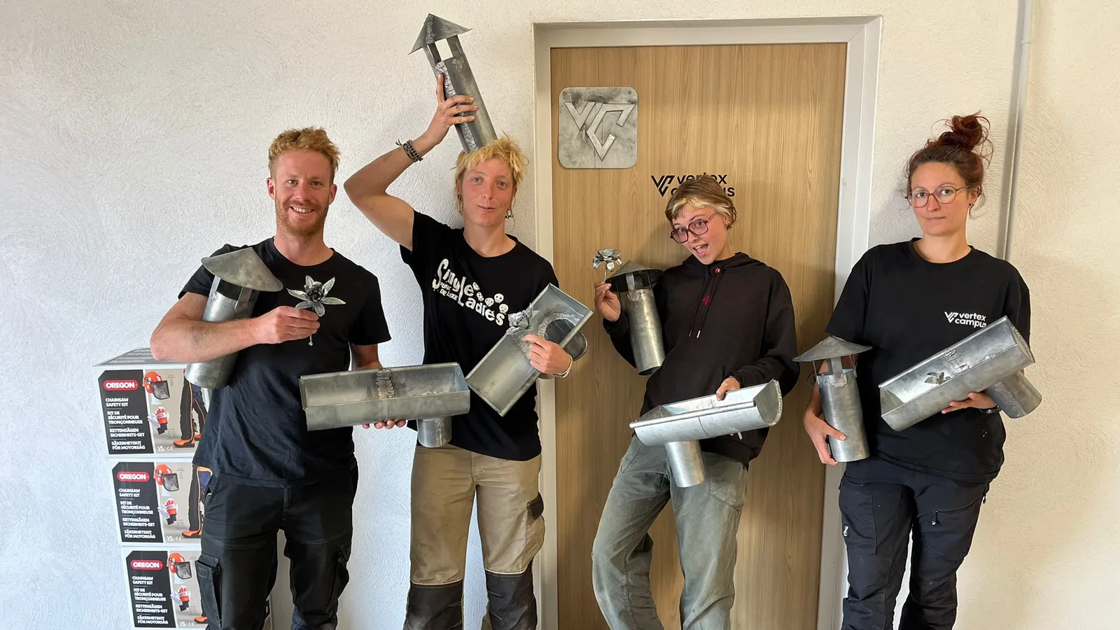 Les stagiaires du module zinguerie présentent leurs pièces en zinc